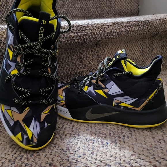 NIKE Paul George Basketball Sneakers men's sz 9 black yellow white motif - Picture 3 of 3